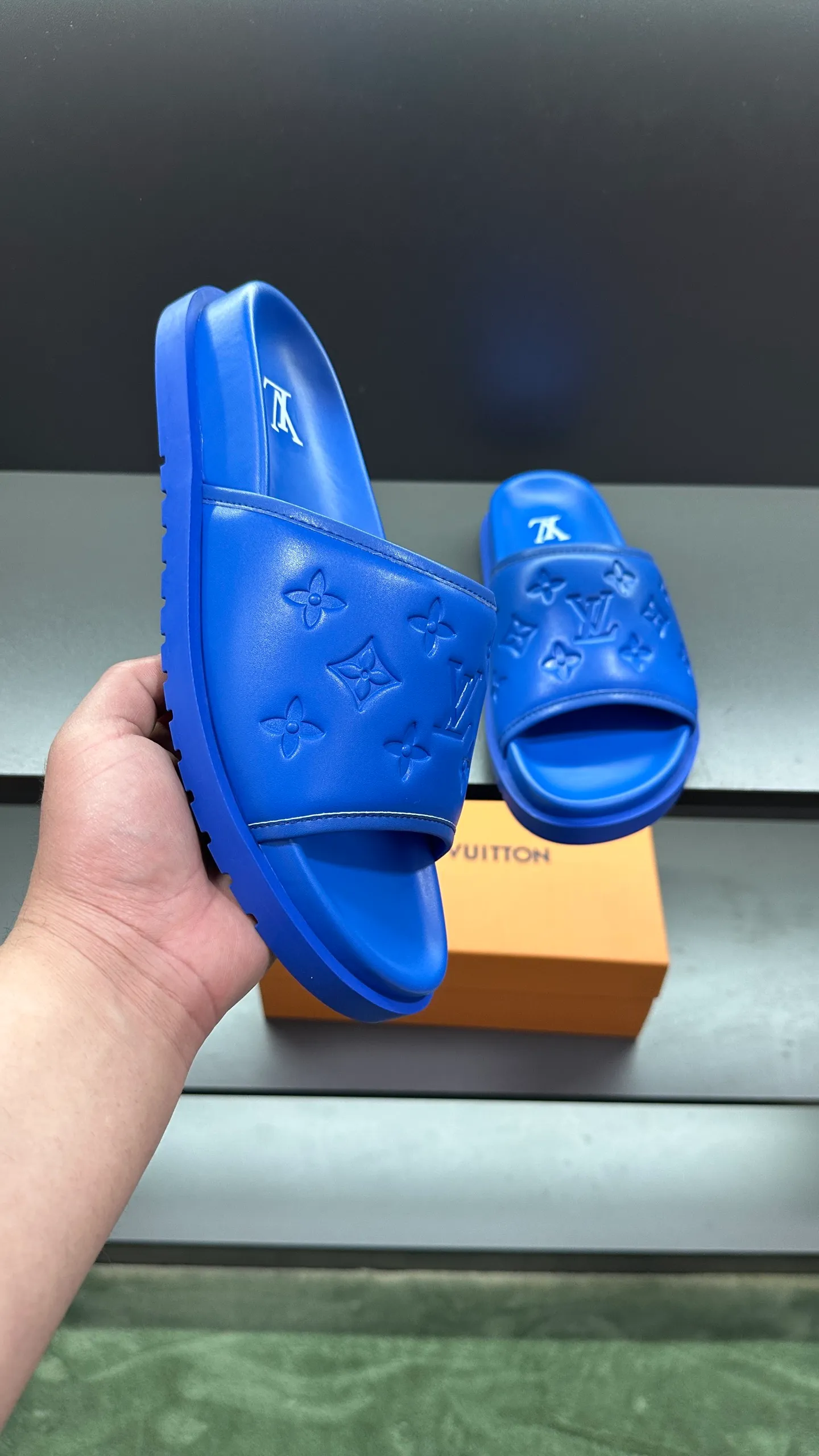 [L Home] P: 300💰Size: 38-45 Top purchasing lv men's summer slippers, classic presbyopia with soft real leather lining, unique color splicing effect, distinctive personality, fashionable and trendy essential style, light and comfortable. Lightweight and tough rubber insole, micro ridged foam outsole, super comfortable!